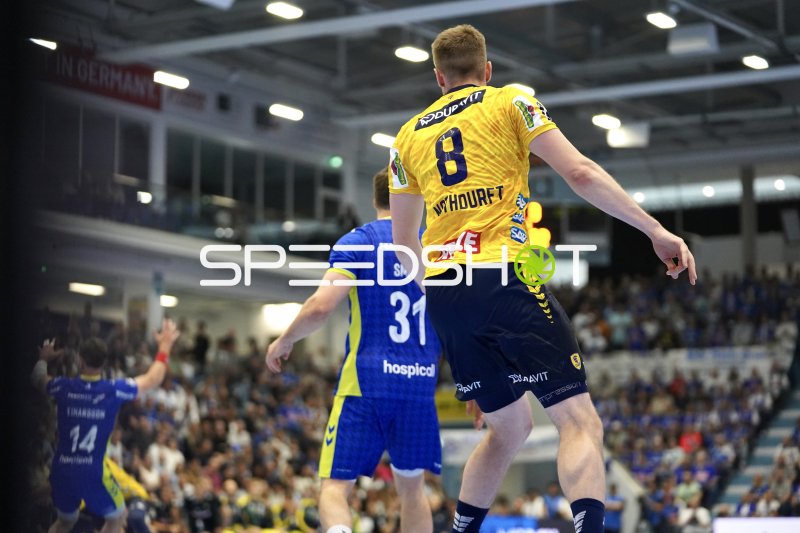 Tim Nothdurft (#8; Rhein Neckar Löwen) im Zweikampf gegen VfL Gummersbach