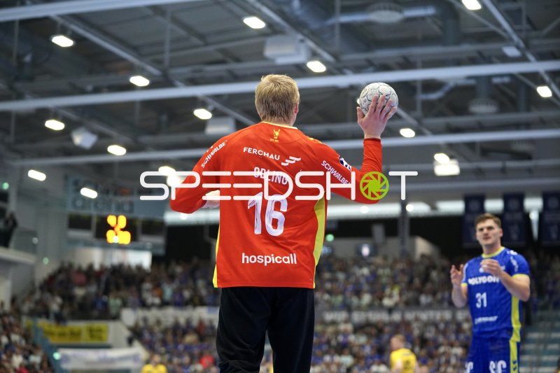 Bertram Obling (#16; VfL Gummersbach) mit Ball in der SCHWALBE arena