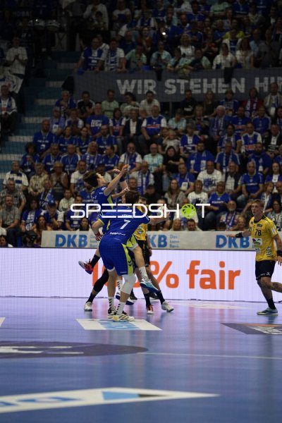 Julian Köster (#7; VfL Gummersbach) im Zweikampf mit Steven Plucnar Jacobsen (#9; Rhein Neckar Löwen)
