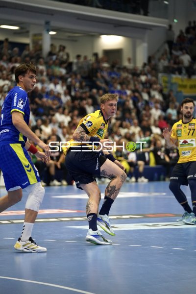 Edwin Aspenbäck (#78; Rhein Neckar Löwen) im Zweikampf gegen Julian Koester (#7; VfL Gummersbach)