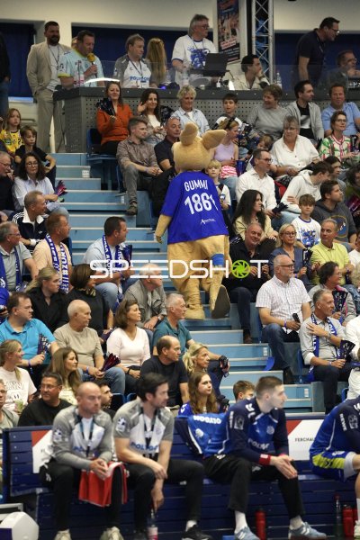 Maskottchen Gummi läuft durch die Zuschauerränge der SCHWALBE arena