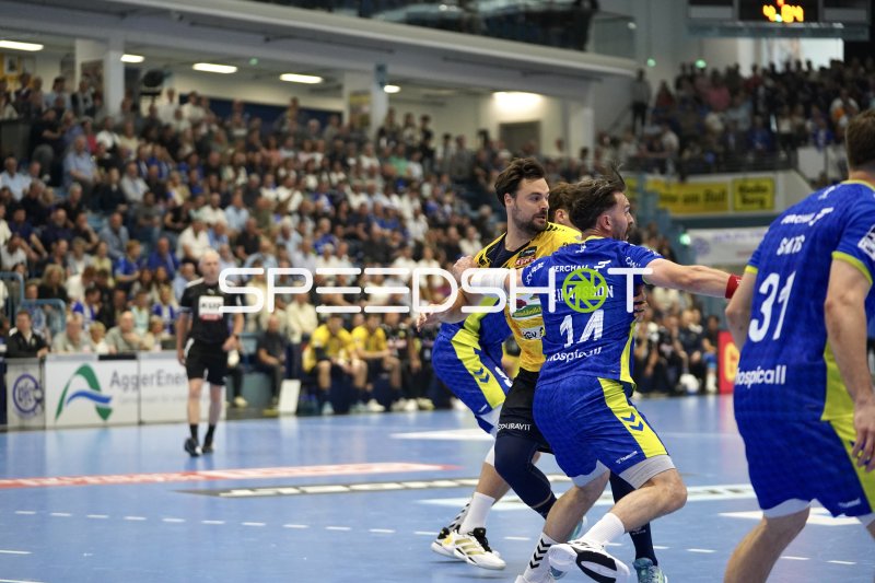 Teitur Einarsson (#14; VfL Gummersbach) im Zweikampf gegen Rhein Neckar Löwen