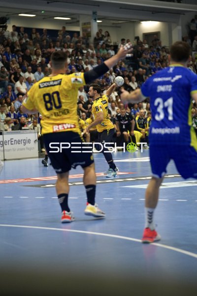 Jannik Kohlbacher (#80; Rhein Neckar Löwen) beim Angriff gegen VfL Gummersbach