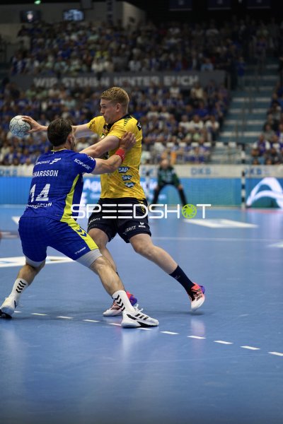 Haukur Thrastarson (#25; Rhein Neckar Löwen) im Zweikampf gegen Teitur Einarsson (#14; VfL Gummersbach)