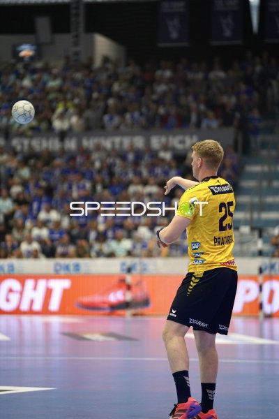 Haukur Thrastarson (#25; Rhein Neckar Löwen) beim Pass in der SCHWALBE arena