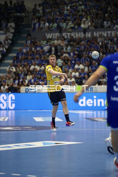 Haukur Thrastarson (#25; Rhein Neckar Löwen) beim Pass in der SCHWALBE arena