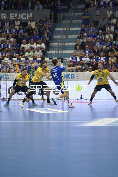 Miro Schluroff (#15; VfL Gummersbach) beim Wurf gegen Rhein Neckar Löwen