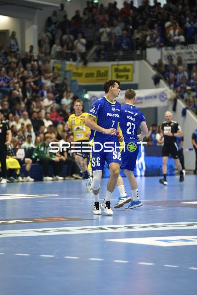 Julian Köster (#7; VfL Gummersbach) und Kristjan Horžen (#27; VfL Gummersbach) auf dem Spielfeld