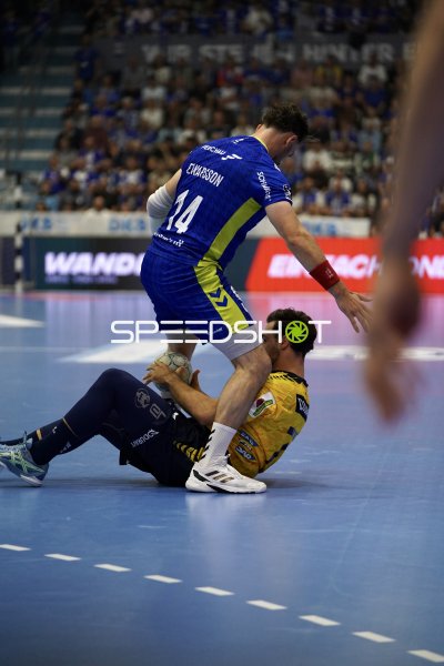 Teitur Einarsson (#14; VfL Gummersbach) im Zweikampf mit Rhein Neckar Löwen Spieler
