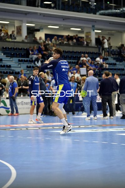 Julian Köster (#7; VfL Gummersbach) beim Sprungwurf in der SCHWALBE arena