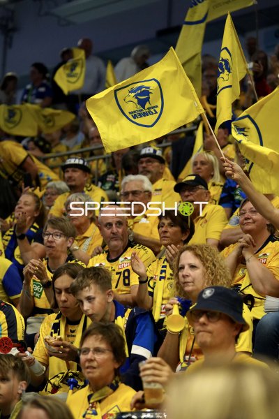 Rhein Neckar Löwen Fans in der SCHWALBE arena Gummersbach
