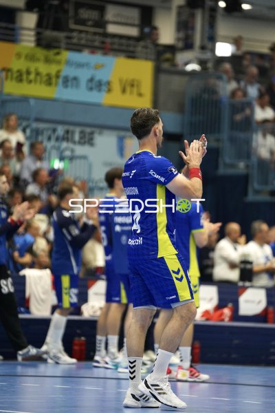 Arnór Viðarsson (VfL Gummersbach) applaudiert den Fans in der SCHWALBE arena