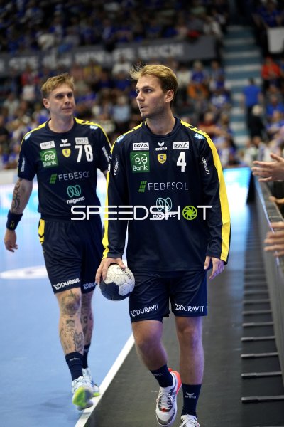 Mathias Rohde Larson (#4) und Edwin Aspenbäck (#78; Rhein Neckar Löwen) betreten die Arena