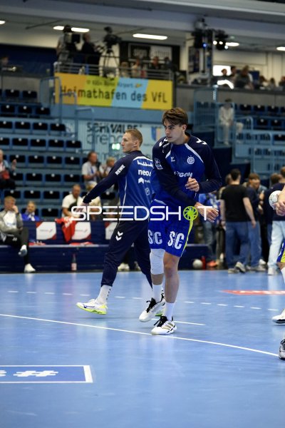 Julian Köster (#7; VfL Gummersbach) beim Aufwärmen in der SCHWALBE arena
