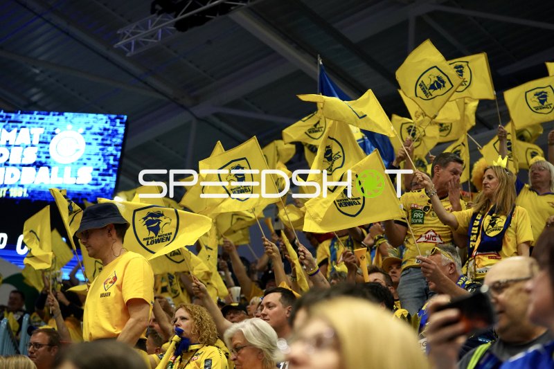 Rhein Neckar Löwen Fans feiern mit Fahnen in der SCHWALBE arena