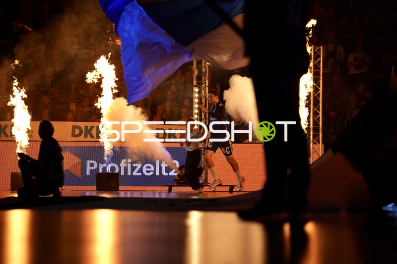 VfL Gummersbach Spieler beim Einlaufen mit Pyroshow in der SCHWALBE arena