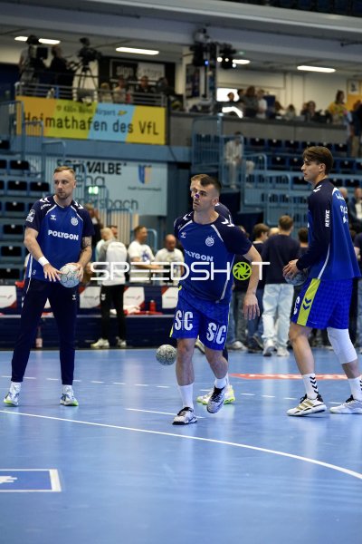 Lukas Blohme (#8) und Miloš Vujović (#6; VfL Gummersbach) beim Aufwärmen