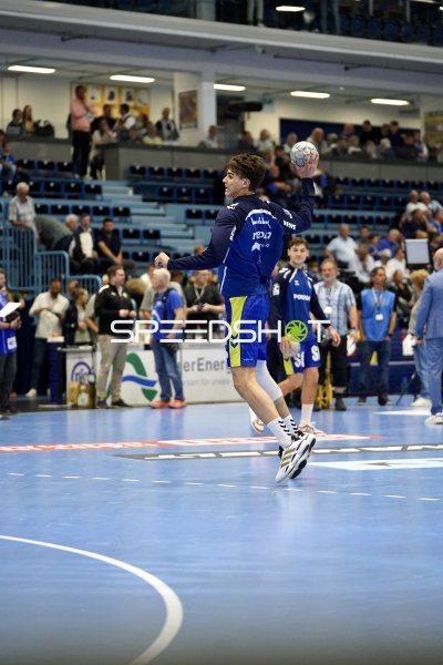 Julian Köster (#7; VfL Gummersbach) beim Sprungwurf in der SCHWALBE arena