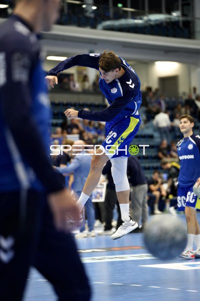 Julian Köster (#7; VfL Gummersbach) beim Sprungwurf in der SCHWALBE arena