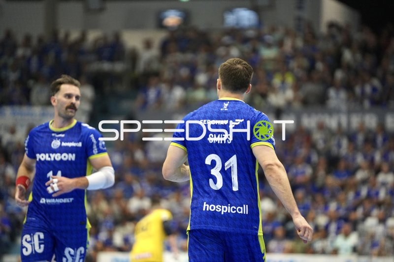 Kay Smits (#31; VfL Gummersbach) und Mitspieler in der SCHWALBE arena