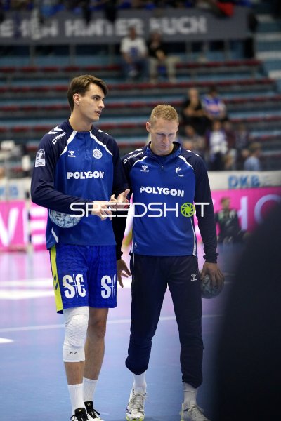 Julian Köster und Tilen Kodrin (#5; VfL Gummersbach) beim Aufwärmen in der SCHWALBE arena