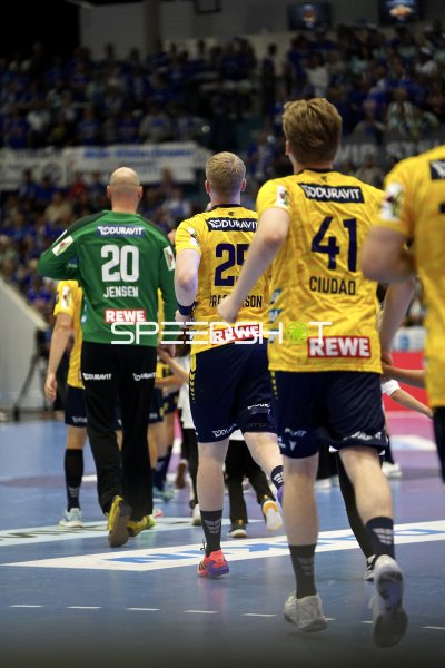 Mike Jensen (#20), Haukur Thrastarson (#25) und Elias Ciudad-Benitez (#41; Rhein Neckar Löwen) betreten das Spielfeld