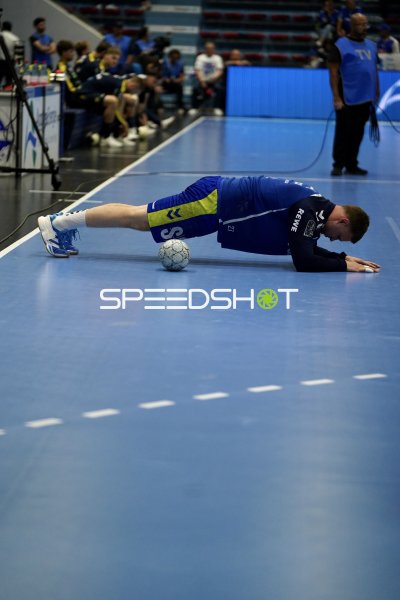 VfL Gummersbach Spieler (#27; VfL Gummersbach) liegt nach Sturz auf dem Boden