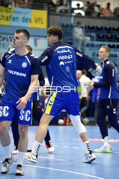 Tilen Kodrin (#5; VfL Gummersbach) beim Aufwärmen in der SCHWALBE arena