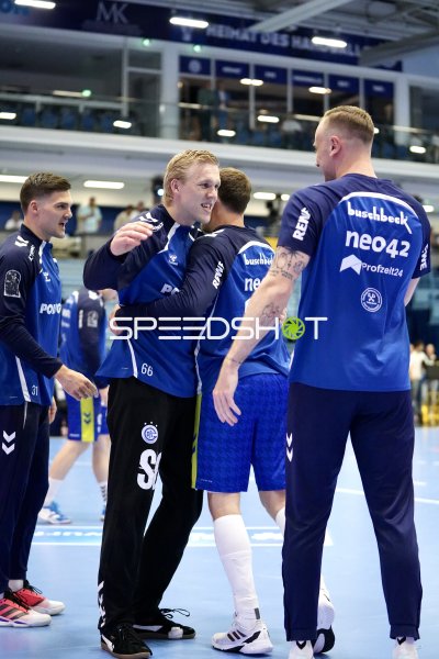Bertram Obling (#16; VfL Gummersbach) umarmt Štěpán Zeman (#66; VfL Gummersbach)