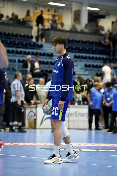 VfL Gummersbach Spieler mit Ball beim Aufwärmen in der SCHWALBE arena