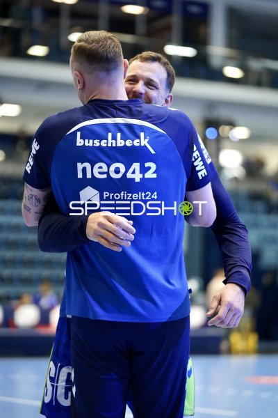 Kentin Mahé umarmt Teamkollegen beim VfL Gummersbach