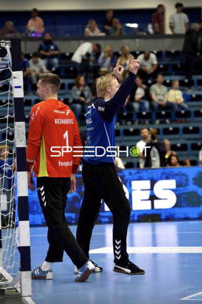 Dominik Kuzmanović (#1; VfL Gummersbach) und Trainer an der Torlinie