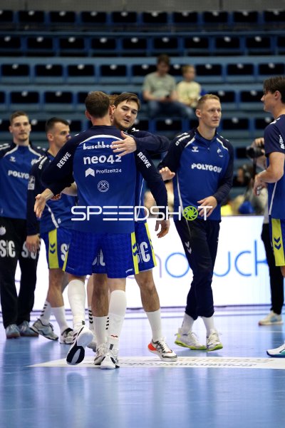 Tilen Kodrin (#5; VfL Gummersbach) und Ludvig Hallbäck (#20; VfL Gummersbach) beim Aufwärmen