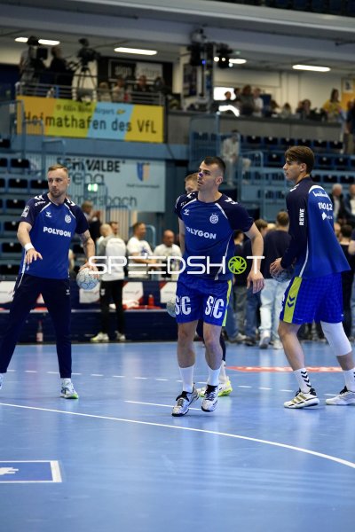 Lukas Blohme (#8; VfL Gummersbach) und Miloš Vujović (#6; VfL Gummersbach) beim Aufwärmen
