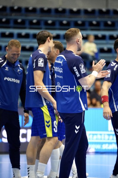 Lukas Blohme (#8; VfL Gummersbach) und Miro Schluroff (#15; VfL Gummersbach) beim Aufwärmen