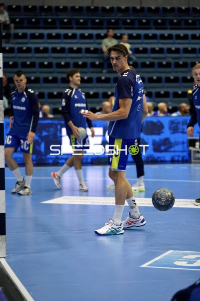 Miro Schluroff (#15; VfL Gummersbach) beim Aufwärmen in der SCHWALBE arena