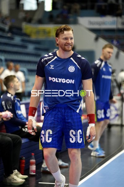 Tom Kiesler (#30; VfL Gummersbach) an der Seitenlinie in der SCHWALBE arena