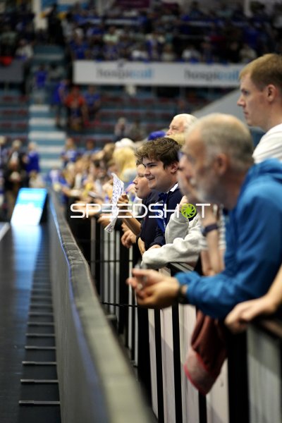 Fans in der SCHWALBE arena beim Spiel VfL Gummersbach