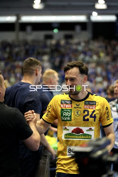 Patrick Groetzki (#24; Rhein Neckar Löwen) begrüßt Fans in der SCHWALBE arena