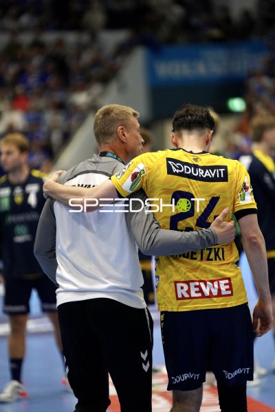 Patrick Groetzki (#24; Rhein Neckar Löwen) mit Trainer in der SCHWALBE arena