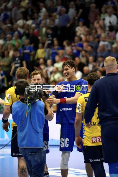 Julian Köster (#7; VfL Gummersbach) lacht nach dem Spiel