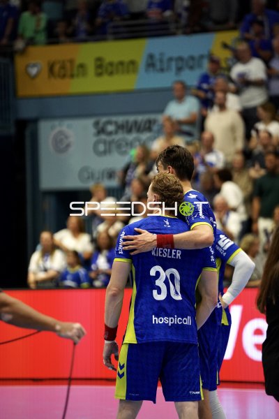Tom Kiesler (#30; VfL Gummersbach) wird von Mitspieler getröstet