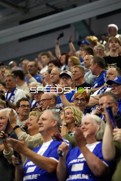 VfL Gummersbach Fans feiern in der SCHWALBE arena
