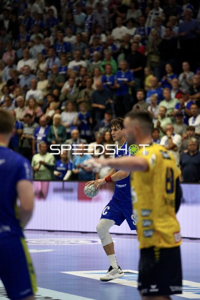 Julian Köster (#7; VfL Gummersbach) mit Ball im Spielaufbau