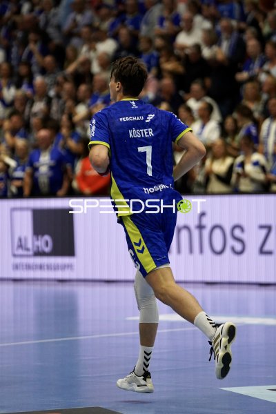 Julian Köster (#7; VfL Gummersbach) läuft über das Spielfeld