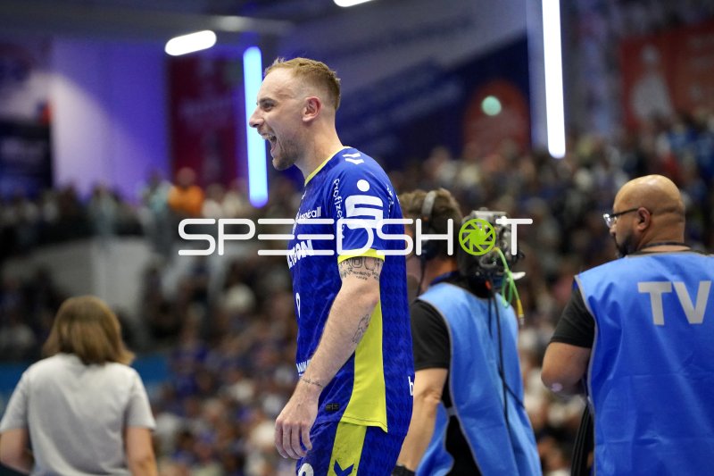 Kentin Mahé (#22; VfL Gummersbach) jubelt in der SCHWALBE arena