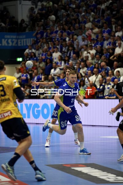 Kristjan Horžen (#27; VfL Gummersbach) beim Wurf gegen Rhein Neckar Löwen