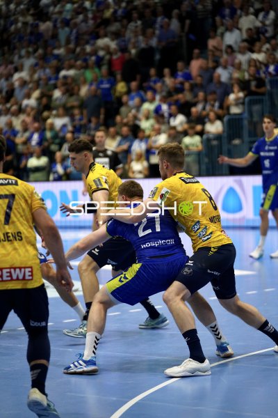 Kristjan Horžen (#27; VfL Gummersbach) im Zweikampf gegen Rhein Neckar Löwen