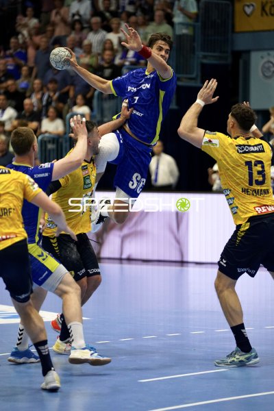 Julian Köster (#7; VfL Gummersbach) beim Sprungwurf gegen Rhein Neckar Löwen