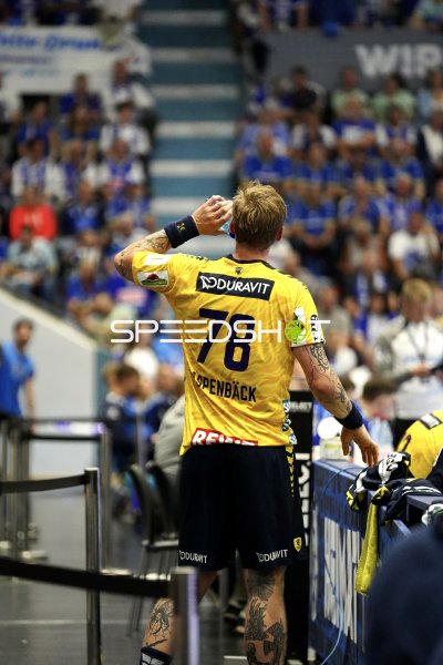 Edwin Aspenbäck (#78; Rhein Neckar Löwen) an der Seitenlinie